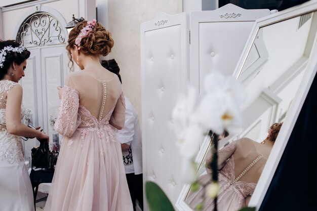 Jak wybrać doskonałą sukienkę, która sprawdzi się na weselu?