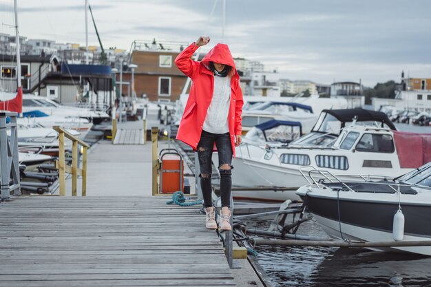 Jak wybrać dobrej jakości kurtkę żeglarską marki Helly Hansen?