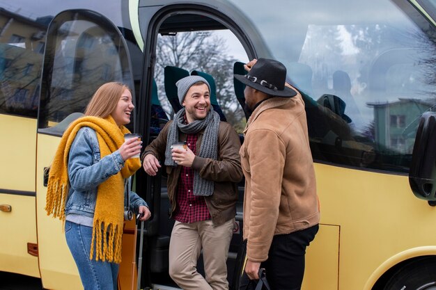 Jakie korzyści niesie ze sobą wynajem busa na wycieczki grupowe?